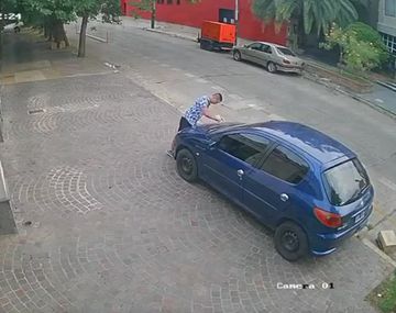 Alerta por vandalismo Banfield: buscan a un hombre que raya autos estacionados
