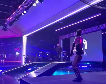 El peculiar baile del robot de Tesla para celebrar el respaldo a Elon Musk