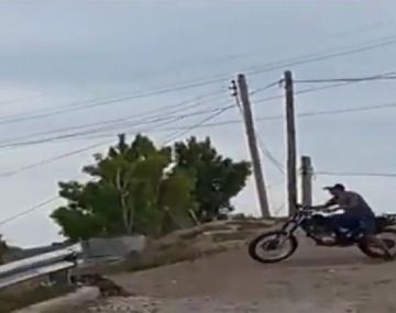 Hizo una mala maniobra con la moto y terminó mal