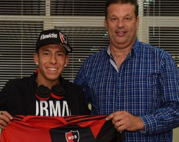 El volante ya posó con la camiseta del club de sus amores