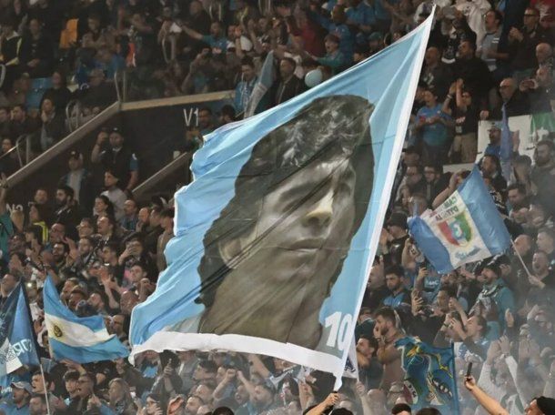 Emotivo: hinchas de Nápoli celebraron el cumpleaños de Diego Maradona