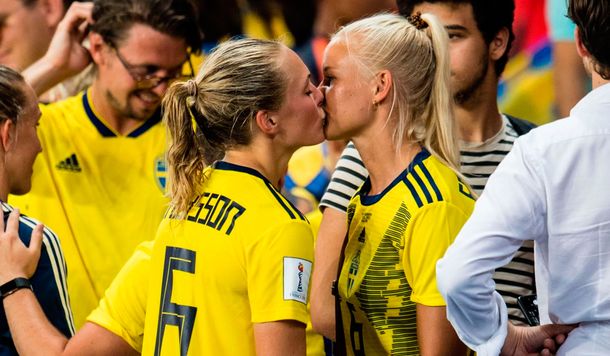 El beso que emociona al Mundial de Fútbol femenino