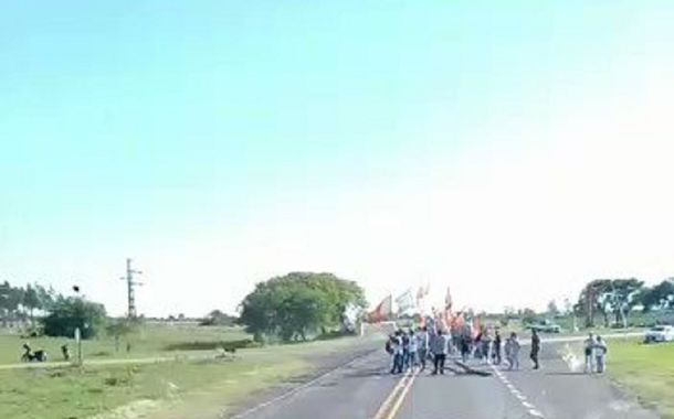 Camionero esquivó un piquete, le tiraron una cubierta y casi ocurre una masacre