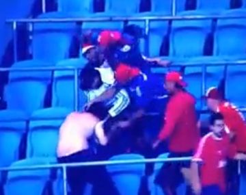 Así golpearon a un barra de Independiente en Porto Alegre