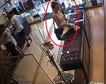 Robó en una joyeríacon su pareja