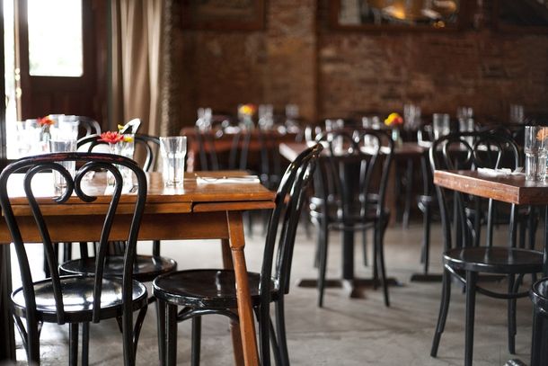 Los restaurantes se declararon en estado de emergencia: Todos los días cierra un local