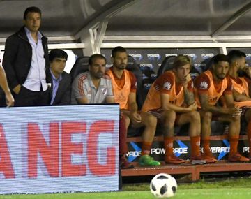 Marcelo Gallardo en el banco de suplentes