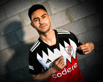 River presentó su camiseta suplente: cuánto sale y cuándo la estrena