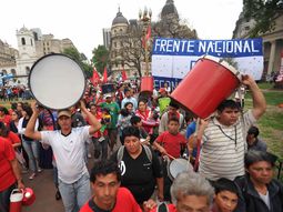 miles de militantes se manifestaron en plaza de mayo miles de militantes se manifestaron en plaza de mayo
