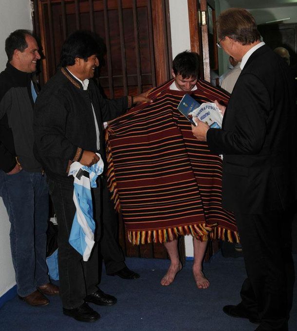 Evo Morales distinguió a Messi en la puerta del vestuario