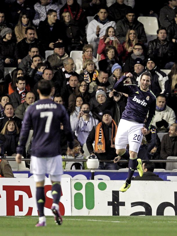 El Real Madrid humilló 5-0 al Valencia y se acerca al Barça