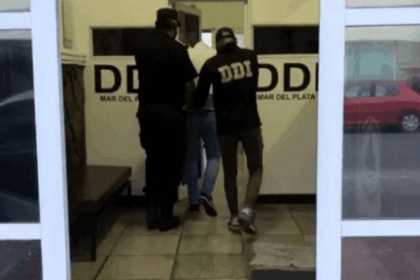 Un rugbier vio a un compañero de equipo hablando con su ex y le fracturó la cara