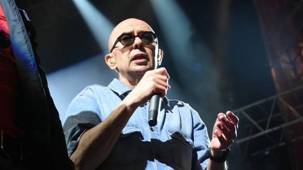 El Indio Solari intenta detener la fatal avalancha