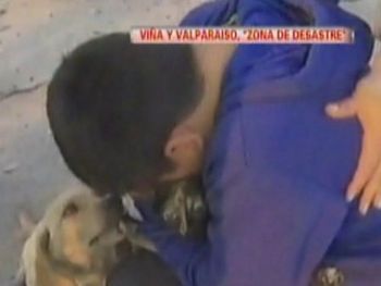 El emotivo encuentro de un nene con su mascota tras el incendio en Valparaíso