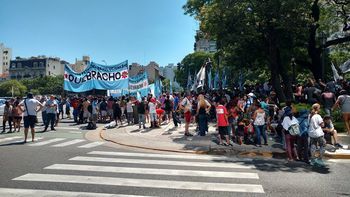 piqueteros cortan la 9 de julio en reclamo de la liberacion de sala piqueteros cortan la 9 de julio en reclamo de la liberacion de sala