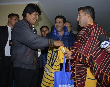 El regalo que le hizo Evo Morales a Carlos Tevez tras el partido en La Paz