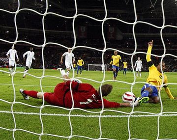 Brasil cayó ante Inglaterra y Ronaldinho erró un penal