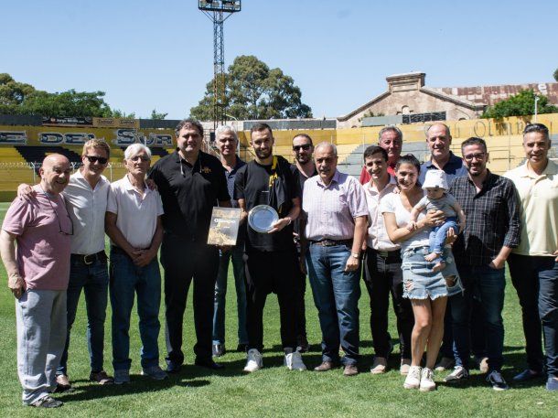 Germán Pezzella fue homenajeado en Bahía Blanca: Es el premio a la constancia