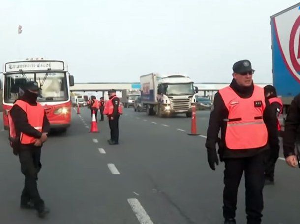 El operativo anti marcha en la autopista Riccheri frenó a un micro con escolares que iban al Planetario