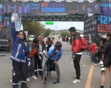 Córdoba: un auto chocó a un atleta en una maratón