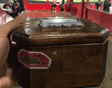 Un hincha arrojó las cenizas de su hija en la cancha de Independiente