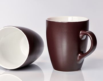 El truco casero para eliminar las manchas más difíciles de las tazas