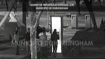 video: unos jovenes robaron el nuevo desfibilador de una plaza en hurlingham video: unos jovenes robaron el nuevo desfibilador de una plaza en hurlingham