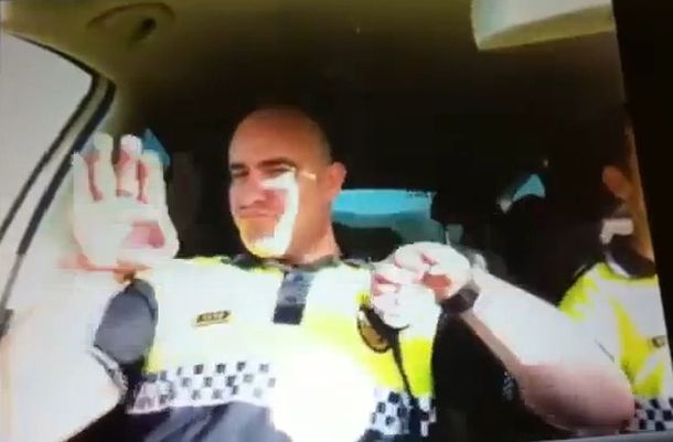 Dos policías, en problemas por un video que es furor en la Web