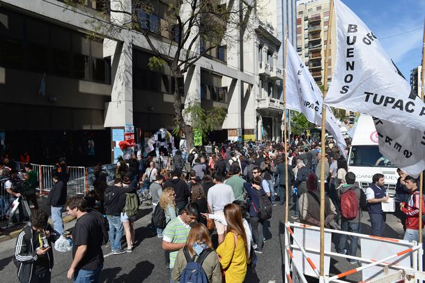 Vigilia militante y mensajes de apoyo para la Presidente