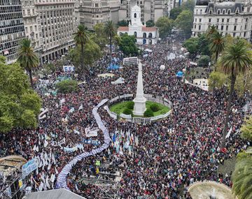 Cristina: Hoy el pueblo argentino volvió a llenar la Plaza de Mayo