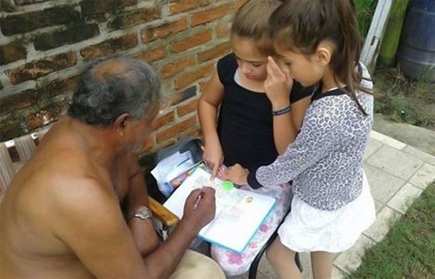 Emotiva historia: tiene 11 años y le enseñó a leer a un hombre de 59