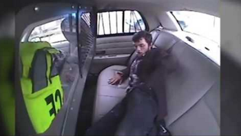 choco el patrullero en el que lo trasladaban, salio despedido por el vidrio y se fugo choco el patrullero en el que lo trasladaban, salio despedido por el vidrio y se fugo