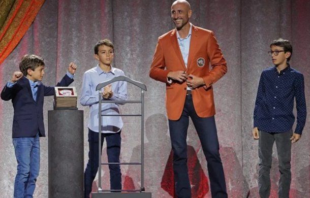 Los hijos de Ginóbili le pusieron el saco naranja que lo coloca en el Salón de la Fama