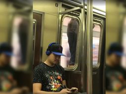 ¿Qué hace? Estupor ante un usuario que viaja colgado de la puerta del subte