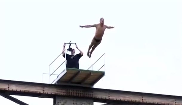 VIDEO: Un deportista esloveno murió al saltar desde un puente