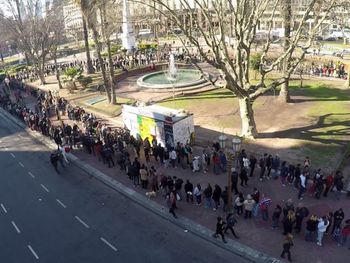 Largas filas para conseguir manzanas y naranjas gratis en el frutazo de Plaza de Mayo