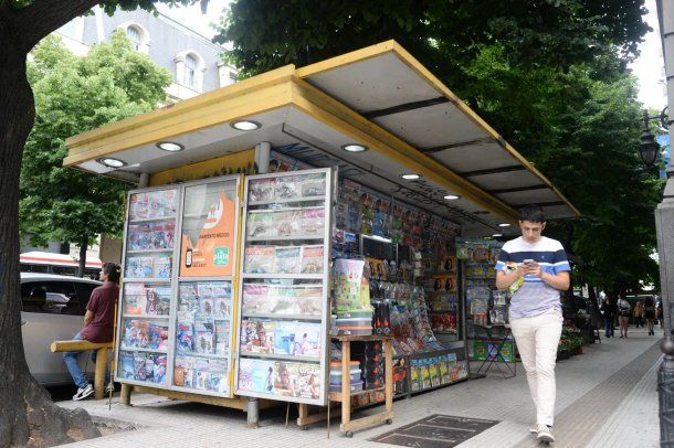 Autorizan a puestos de diarios a funcionar como puntos de retiro: qué podrán entregar