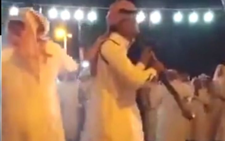 Fue a una fiesta árabe y casi pierde la cabeza