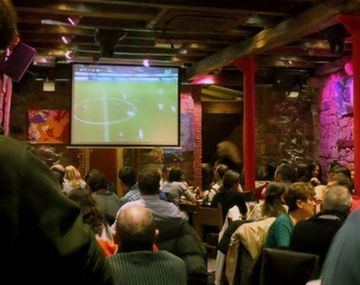 Los bares se preparan para pasar los partidos tras ocho años de Fútbol para Todos