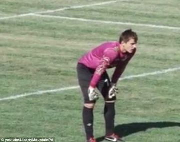 Increíble gol en contra de un arquero en el día de su debut