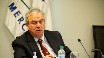 Luis Alberto Heber arremetió contra los senadores frenteamplistas Charles Carrera y Mario Bergara por las denuncias sobre Katoen Natie. Luis Alberto Heber arremetió contra los senadores frenteamplistas Charles Carrera y Mario Bergara por las denuncias sobre Katoen Natie.