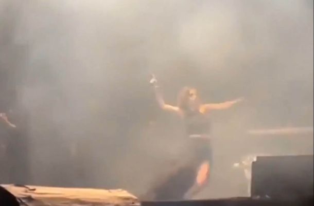 VIDEO: La Sole se desplomó en el escenario y asustó a miles de fanáticos