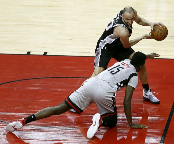 El suizo Clint Capela de Houston Rockets ante el argentino Manu Ginobili de San Antonio Spurs
