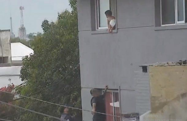 Impresionante video en Córdoba: rescató a un nene de 3 años a punto de caer de un segundo piso