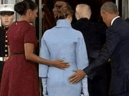 Michelle Obama acompaña a su sucesora y, ¿Barack toca en un lugar inapropiado a Melania? Michelle Obama acompaña a su sucesora y, ¿Barack toca en un lugar inapropiado a Melania?