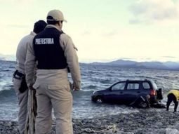 apasionados: se olvidaron de poner el freno y cayeron al nahuel huapi apasionados: se olvidaron de poner el freno y cayeron al nahuel huapi