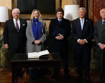 Karina y Javier Milei junto a autoridades del Jockey Club de Buenos Aires.