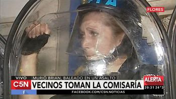 Llanto de una policía en la toma de la comisaría de Flores Llanto de una policía en la toma de la comisaría de Flores