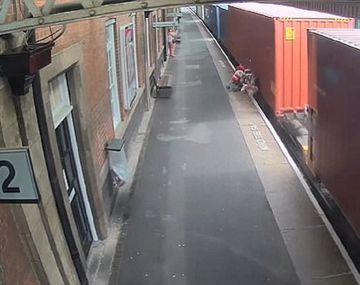 Sacó a su bebé del cochecito segundos antes de que sea destruido por un tren