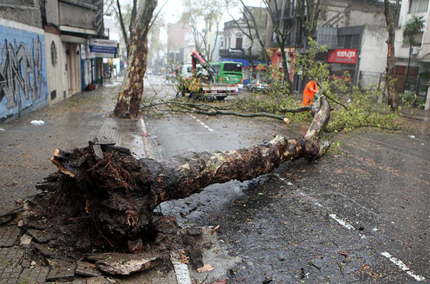 Alerta roja en Uruguay por vientos de hasta 190 km/h